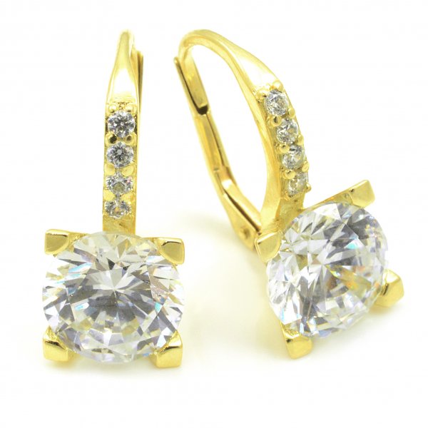 Náušnice zo žltého zlata so syntetickými zirkónmi.