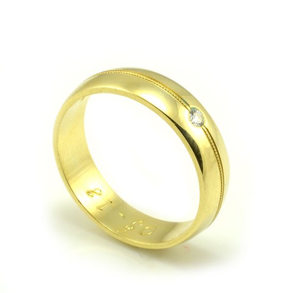 Svadobné obrúčky zo žltého zlata polguľaté široké 5 mm, jemná rytina - dámska