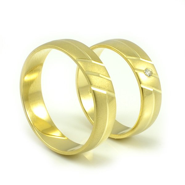 Svadobné obrúčky zo žltého zlata s tromi jemnými drážkami